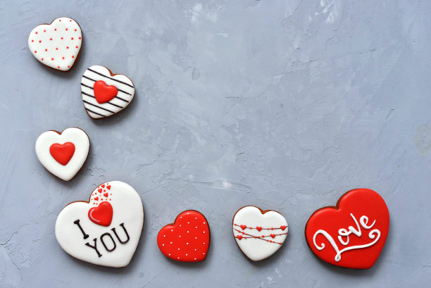 情人节自制饼干在终极灰色背景，俯视图。空间的文本。美味又甜，上面覆盖着美丽的图案姜饼。图片下载