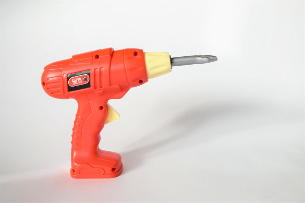 儿童的橙色螺丝刀在白色的背景下，修理，建设的概念图片下载