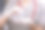 肩扛听诊器，手持COVID-19疫苗的女医生。医疗保健和医疗概念。新型冠状病毒疫苗的开发和研制。图片下载
