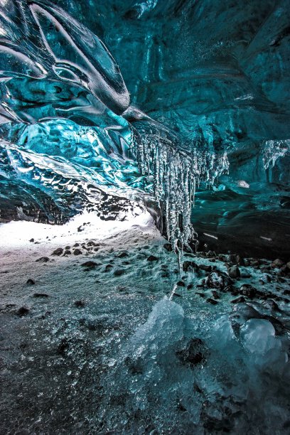 冰岛Vatnajokull冰川洞穴内的钟乳石形成图片下载