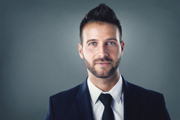 自信的商人工作室肖像在孤立的背景图片下载