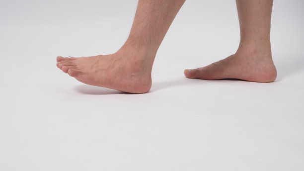 亚洲男性赤脚是孤立的白色背景。图片下载