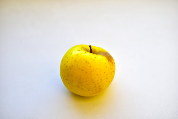 黄色的绿色苹果在一个白色的背景近距离图片下载