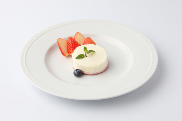 白色雪纺芝士蛋糕盘上孤立在白色背景上图片下载