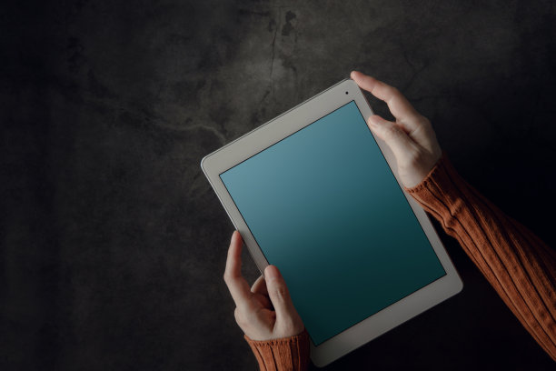 平板电脑模型图像。“显示屏幕”为“剪切路径”。在办公桌上使用数字平板电脑的女性图片下载