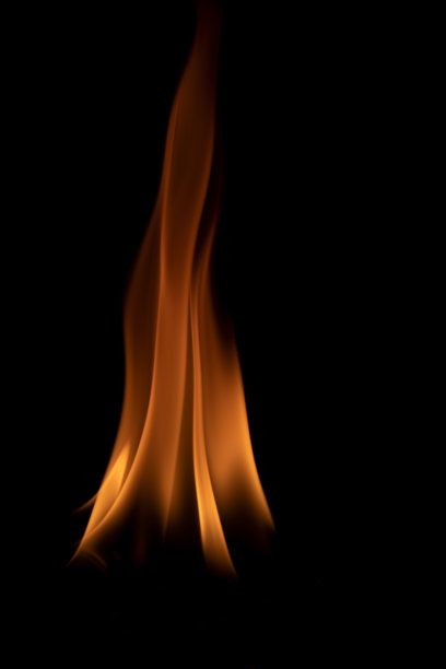 火焰在黑色背景。图片下载