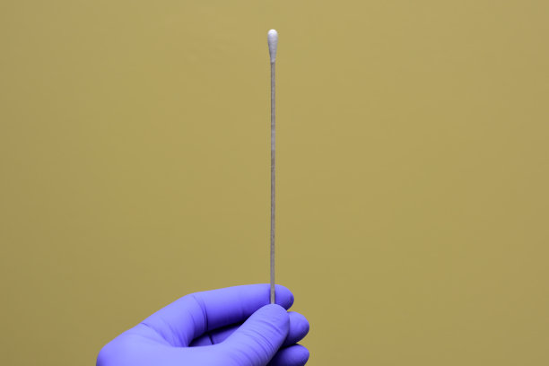 医生拿着鼻拭子图片下载