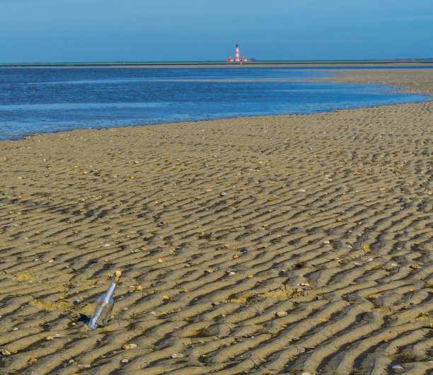 灯塔前的瓶中信图片下载