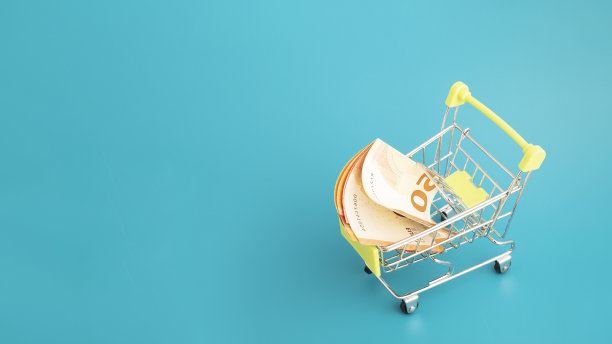 网上购物通过互联网的概念，欧元钞票在一个购物手推车上的绿色背景与副本空间图片下载