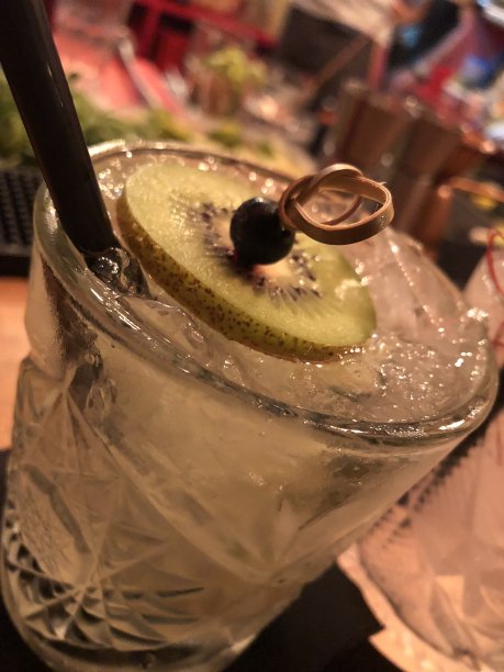 鸡尾酒与酒精和糖在一个酒吧与柠檬，香草，迷迭香，橄榄和藏红花红花丝图片下载