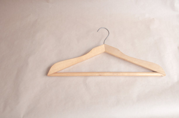 米色背景上极简风格的衣架图片下载