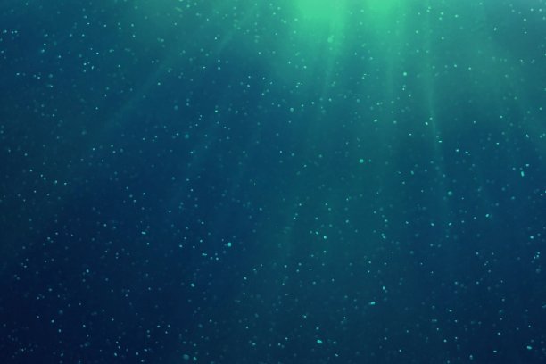 阳光在水下闪烁。流行色经典蓝色背景。图片下载