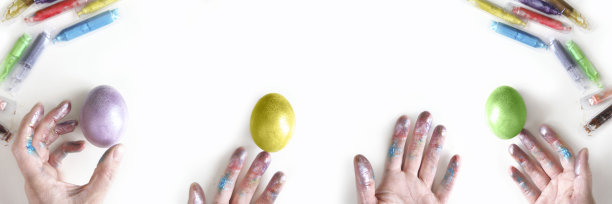 背景上的彩色复活节彩蛋图片下载