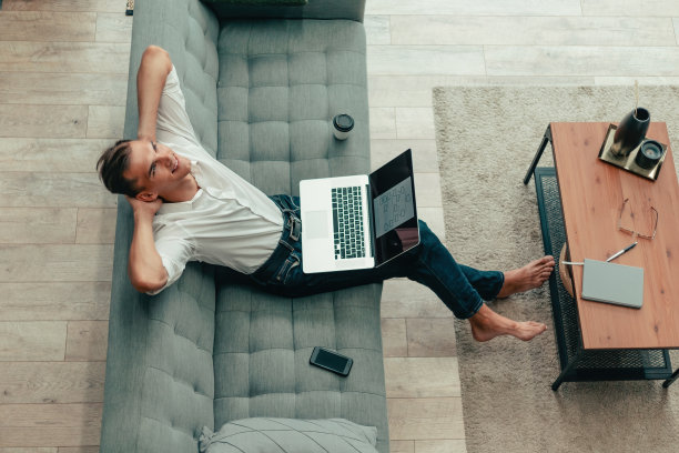 微笑的年轻人正在用他的智能手机聊天图片下载