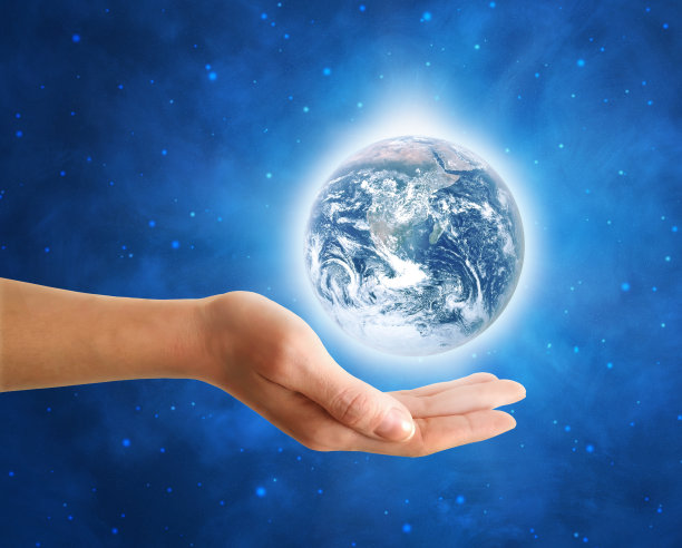 在星空蓝色的空间中央，女性手握着闪耀着白色光环的地球。这张照片的元素是由美国宇航局提供的图片下载