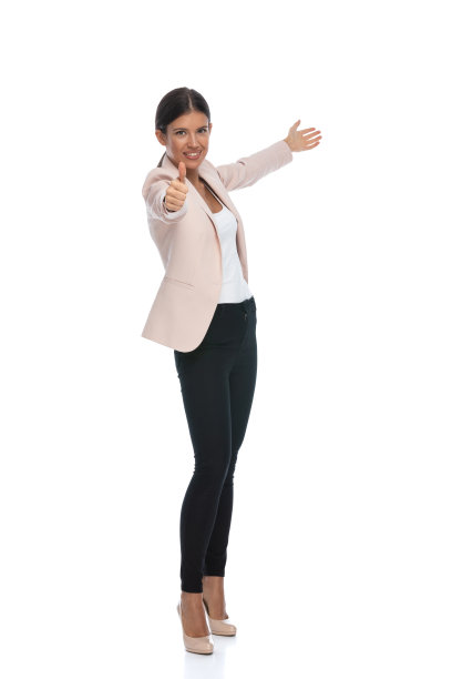 快乐的女商人竖起大拇指，邀请到旁边来图片下载