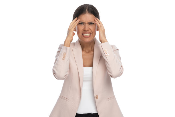 愤怒的年轻女子手握额头，头痛图片下载