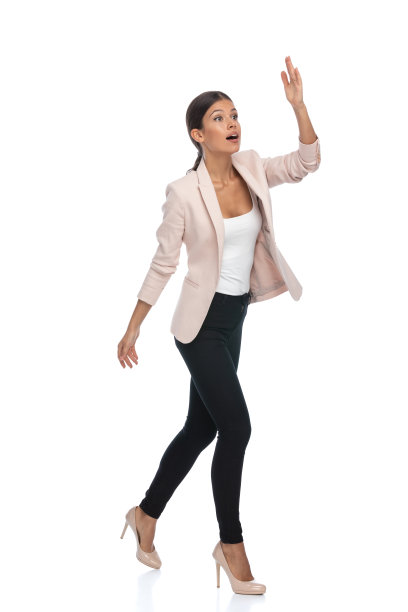 有吸引力的聪明随意的女性举起手，做一个标志图片下载