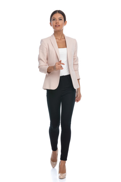 穿着粉红色夹克的漂亮年轻女子，看向别处，走着图片下载