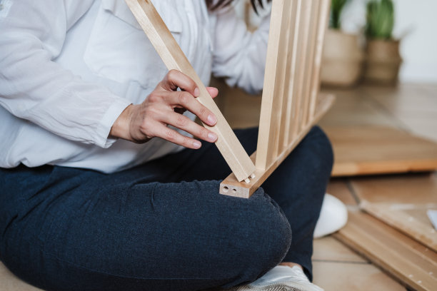 年轻女子组装家具的特写。DIY的概念图片下载