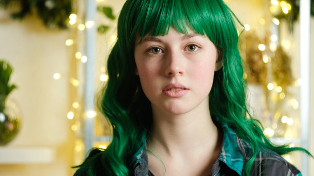 真正美丽的白种少女绿色头发。图片下载