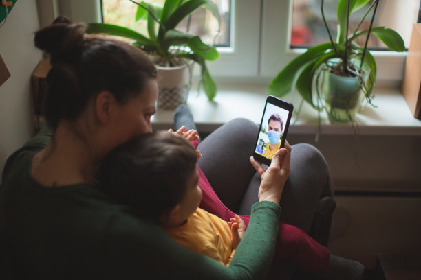 母亲和她的儿子与父亲进行视频通话图片下载