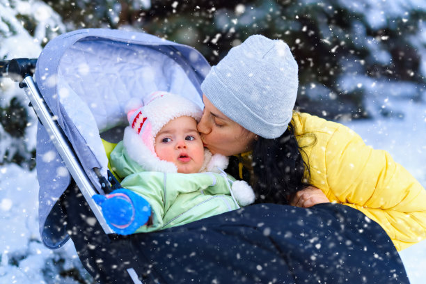 全家福在冬天的森林里，妈妈和宝宝，明亮的雪杉树，美丽的大自然图片下载