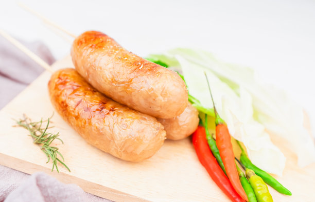 泰式香肠，由面条、蒜、辣椒、香菜籽、调味汁、瘦肉制成，烤制而成。与新鲜的花椰菜和辣椒一起放在盘子里。泰国街头食品图片下载