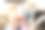 戴着耳机看手机空白屏幕的女人图片下载