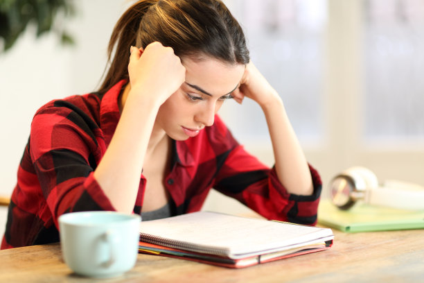 专心学习，在家背笔记素材图片