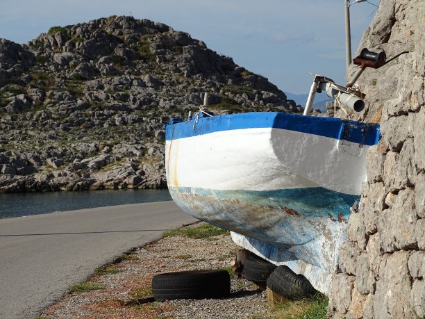 木船渔船配在克罗地亚的地中海亚得里亚海上图片下载