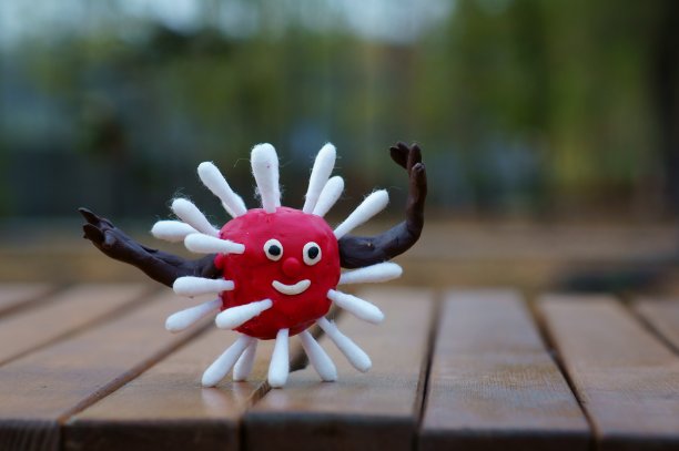 长凳上的粘土病毒雕像。图片下载