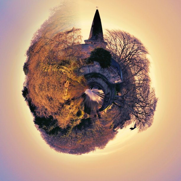 被树木环绕的教堂塔图片下载