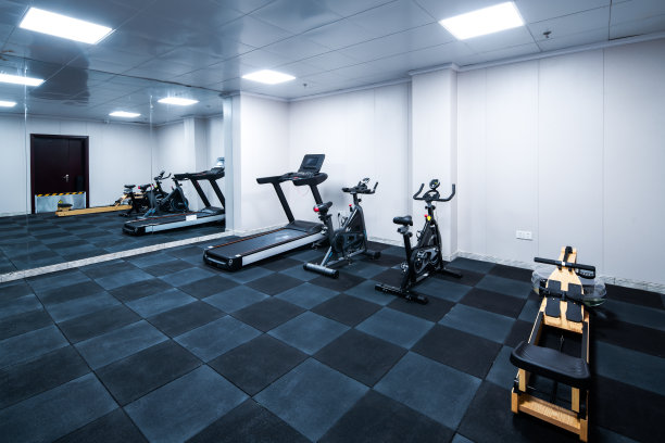 室内健身设备在一个小的健身房图片下载