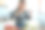 相当成熟的女人拿着手机在厨房里喝着排毒果汁拍照。图片下载
