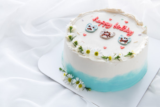 最小的生日蛋糕和装饰可爱的脸猫和小花在上面图片下载