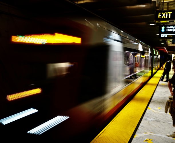 地铁晚上图片下载