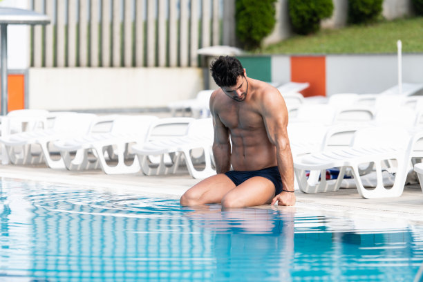 年轻的男子在室外游泳池游泳图片下载