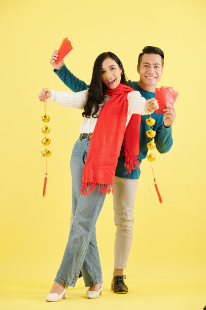 带着信封和花环的夫妇素材图片