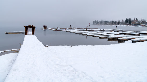 冬天，船坞被雪覆盖图片下载