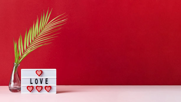 爱灯箱信息与红心在粉红色和红色的背景图片下载