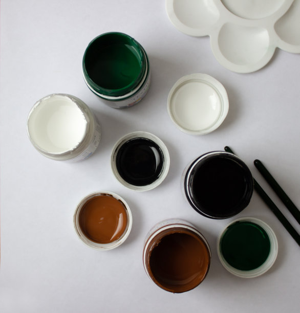 用白色背景上的彩色丙烯酸颜料打开瓶子图片下载