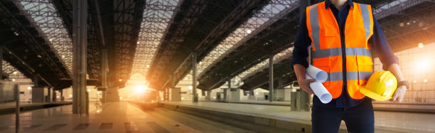 工业工程师经理拿着图纸和安全帽站在高速背景的铁路施工现场。技术和工程。运输和物流。图片下载