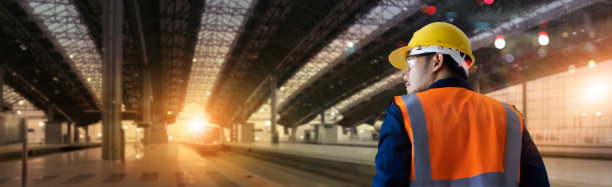 工业工程师经理在车站背景上行走和检查结构和建设高速铁路的背影。技术和工程。运输和物流。图片下载