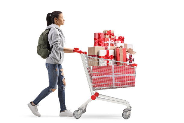 女学生推着购物车走着送礼物图片下载
