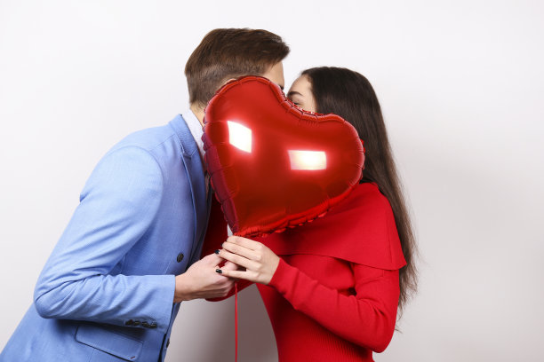 年轻漂亮的夫妇在工作室摆姿势。图片下载