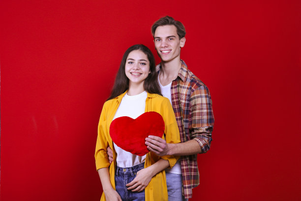 年轻漂亮的夫妇在工作室摆姿势。图片下载