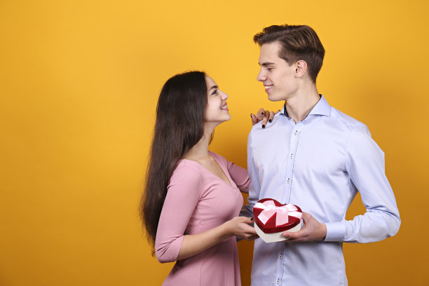 年轻漂亮的夫妇在工作室摆姿势。图片下载