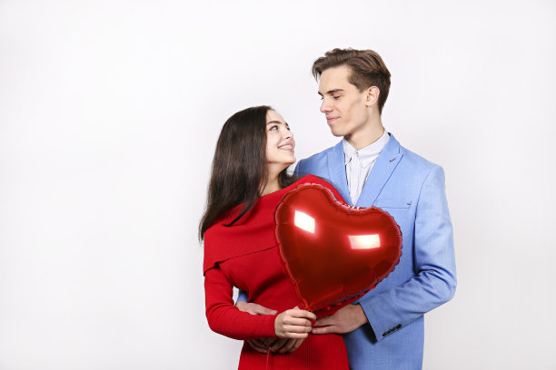 年轻漂亮的夫妇在工作室摆姿势。图片下载