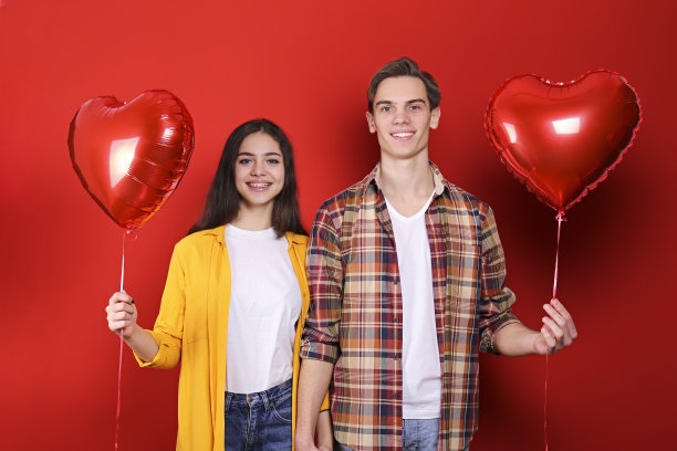 年轻漂亮的夫妇在工作室摆姿势。图片下载